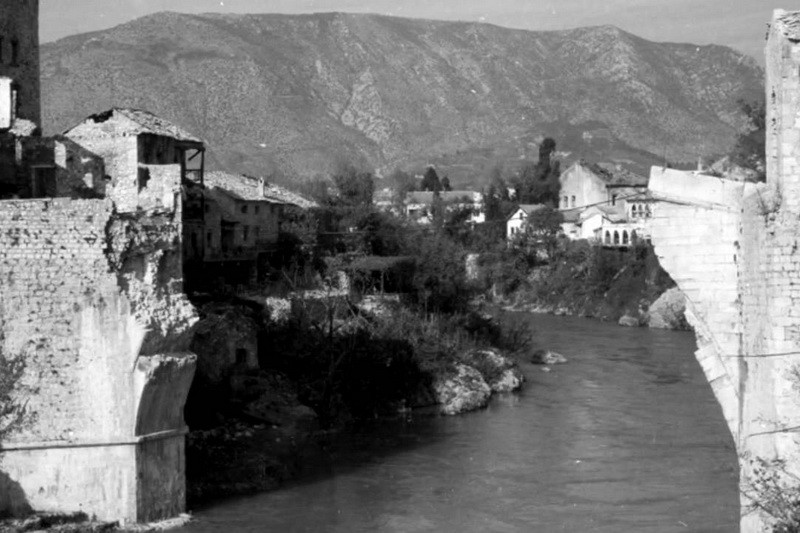 Pogled s brda Hum, jedine točke u zapadnom Mostaru odakle se mogla snimiti fotografija mosta bez mosta nudio je strašnu sliku razaranja u opkoljenom istočnom Mostaru.